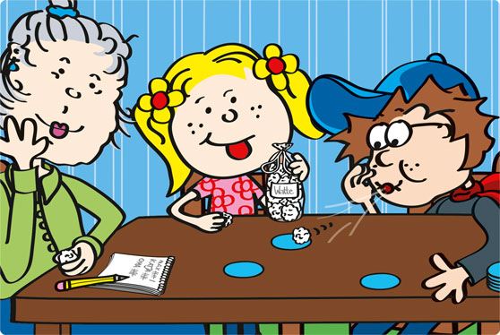 Katja, Max und ihre Oma sitzen an einem Tisch und spielen Soft-Mini-Golf.