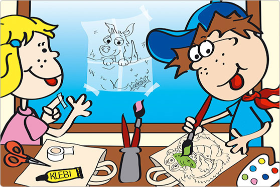 Die Comicfiguren Katja und Max bemalen an einem Tisch Stofftaschen.